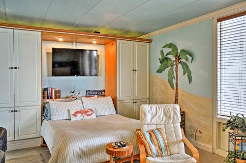 Una cama o camas en una habitación de Colorful Virginia Beach Studio - Steps to Beach!