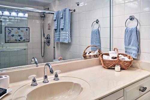Un baño de Colorful Virginia Beach Studio - Steps to Beach!