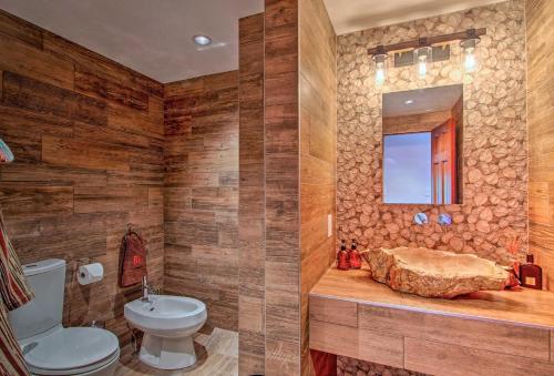 un bagno con un water, un lavandino e uno specchio di Boulder Barrett House on Mtn Peak with Hot Tub a Boulder