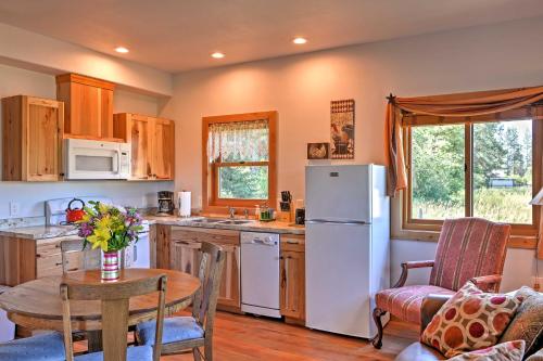 Кухня або міні-кухня у Columbia Falls Vacation Rental Near Flathead River