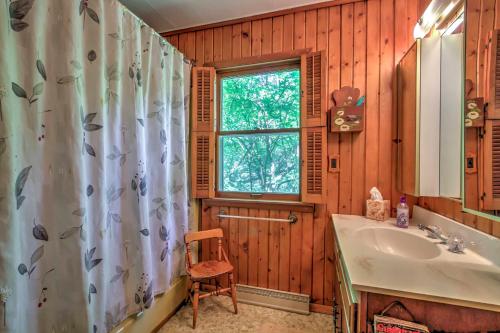 Ванная комната в Spruce Haven Cottage Walk to Mississippi River!