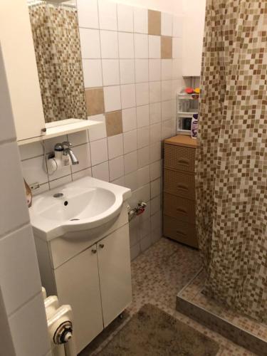 Bilik mandi di Apartman Meka