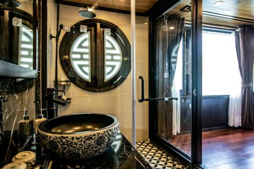 a bathroom with a bowl sink and a mirror at Cozy Boutique Cruise in Cat Ba