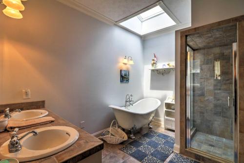 uma casa de banho com 2 lavatórios, uma banheira e um chuveiro em Historic LaFayette Retreat with Guest House! em Oak Bowery