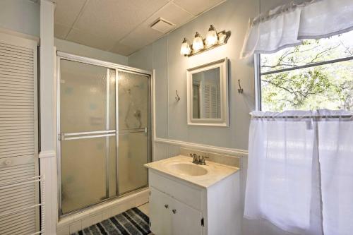 Ein Badezimmer in der Unterkunft Peaceful Pomona Park Home 1 Mi to Lake Broward!