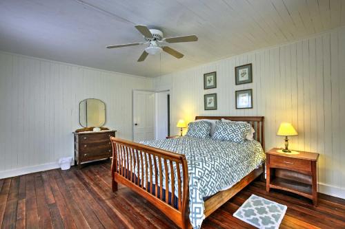 Ein Bett oder Betten in einem Zimmer der Unterkunft Peaceful Pomona Park Home 1 Mi to Lake Broward!