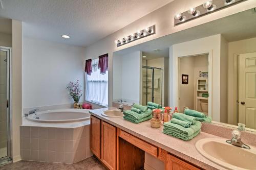 a bathroom with two sinks and a tub and a large mirror at Bright Spring Hill Home 5 Mi to Weeki Wachee Park in Spring Hill