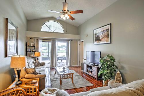 Lakefront Brandon Home with Patio and Screened Lanai!