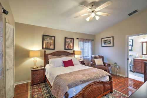 ブランドンにあるLakefront Brandon Home with Patio and Screened Lanai!のベッドと天井扇風機のある寝室