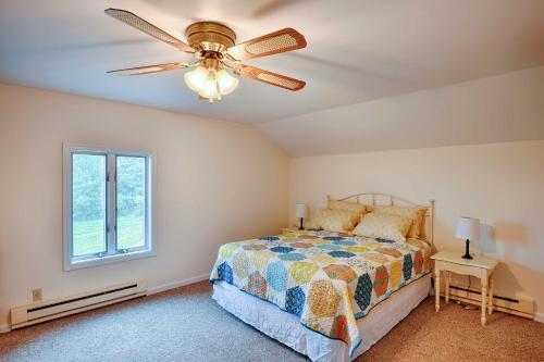 1 dormitorio con 1 cama y ventilador de techo en Mountain Top Country Hideaway 48 Acres, Fire Pit!, en Leonardsville