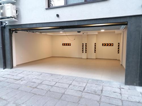 een lege garage met deuren open op een gebouw bij Noris Apart with Garage in Plovdiv