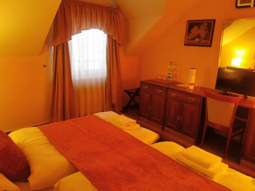 Una cama o camas en una habitación de River Star Hotel