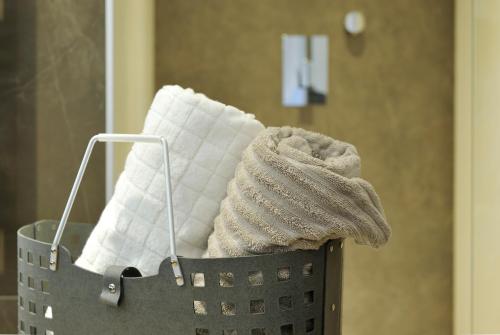 - un panier rempli de serviettes et d'une couverture dans l'établissement Sunnsait - Appartements für Genießer, à Maria Alm