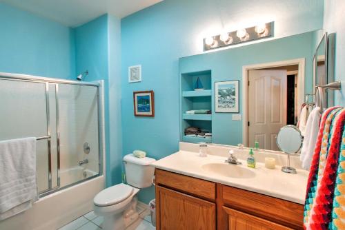 Ένα μπάνιο στο Lovely Condo with Balcony Less Than 3 Miles to Parks and Golf!