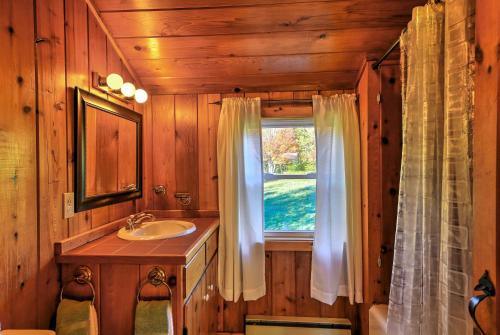 Ένα μπάνιο στο Bearpen Lodge on 125 Acres - Near Belleayre Mtn!