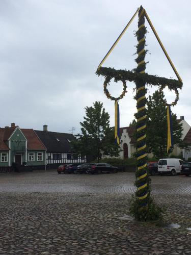 a pole with a christmas wreath on it in a parking lot at Gårdshus Torget Åhus in Åhus