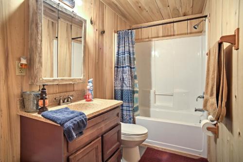 Koupelna v ubytování Kentucky Cabin with 2 Fishing Ponds and Trail Access