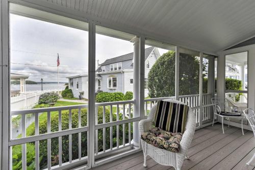 Un balcon sau o terasă la Upper Cape Cod Bayfront House - Walk to Beach!