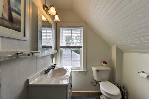 Koupelna v ubytování Upper Cape Cod Bayfront House - Walk to Beach!