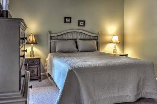 เตียงในห้องที่ Hilton Head Island Villa On Golf Course!