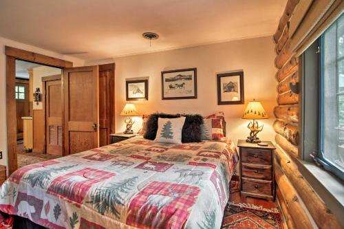 Cama o camas de una habitación en Award-Winning Log Cabin, Top 5 in New England!