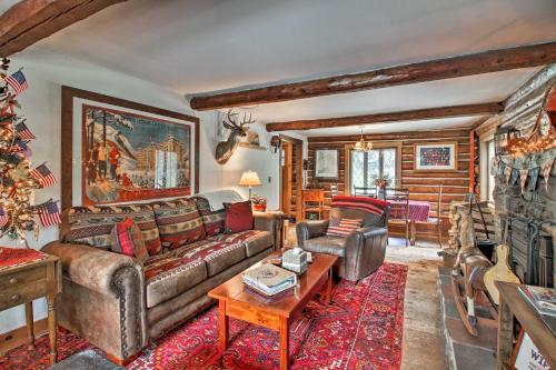 Posezení v ubytování Award-Winning Log Cabin, Top 5 in New England!
