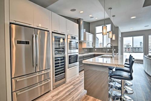 Foto dalla galleria di Modern Anchorage Townhome - By Delaney Park Strip! ad Anchorage