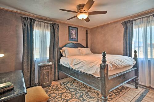 Кровать или кровати в номере Cozy Blue Adobe with Steam Room 2 Mi from Taos!