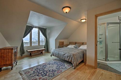 Schlafzimmer mit einem Kingsize-Bett und einer Dusche in der Unterkunft Spacious Gilford Retreat with Deck 2 Mi to Skiing! in Gilford
