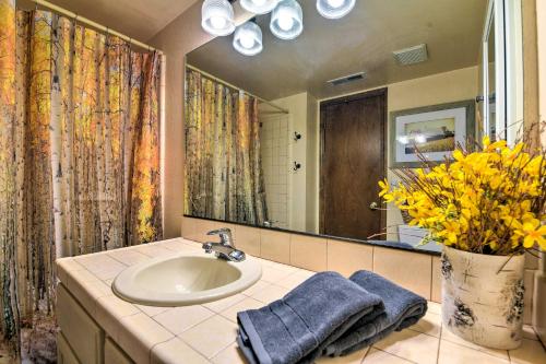 Vonios kambarys apgyvendinimo įstaigoje Wooded Retreat with Deck 4 Mi to Downtown Flagstaff