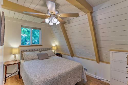 Lake AlmanorにあるCharming House with Deck - Steps to Lake Almanor!のベッドルーム(シーリングファン、ベッド付)