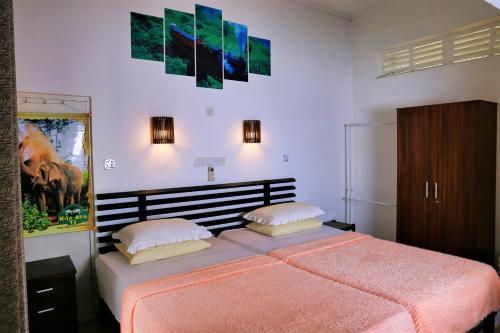 una camera da letto con un letto grande con due cuscini di Camellia Dwelling a Hikkaduwa