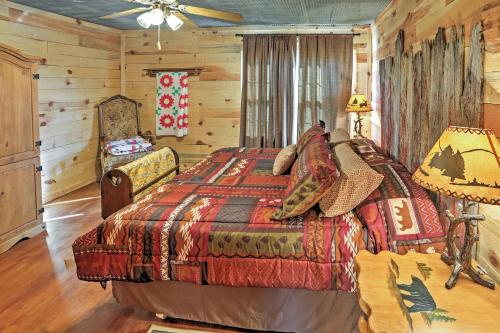 Postel nebo postele na pokoji v ubytování Secluded Everton Retreat with Ozark Mountain Views!
