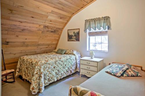 1 dormitorio con 2 camas y ventana en Rustic Taswell Cabin Grill and Walk to Patoka Lake! en Taswell