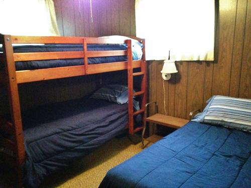 Katil dua tingkat atau katil-katil dua tingkat dalam bilik di Lakefront Cabin with Private Dock Boat, Fish and Swim