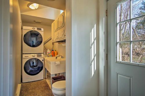 un bagno con lavatrice e asciugatrice accanto a una finestra di Harbert Cottage with Fire Pit Half Mile to Beach! a Harbert