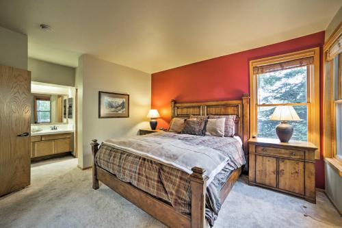 מיטה או מיטות בחדר ב-Mammoth Lakes Vacation Rental with Community Hot Tub
