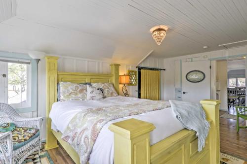 מיטה או מיטות בחדר ב-Victorian Carpinteria Apartment Less Than 1 Mi to Beach!