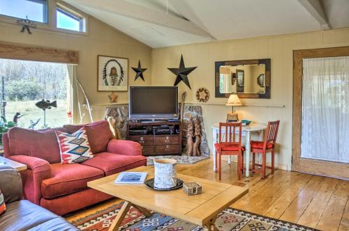 Χώρος καθιστικού στο Emigrant Cabin on 10 Acres with BBQ and Peaceful Views