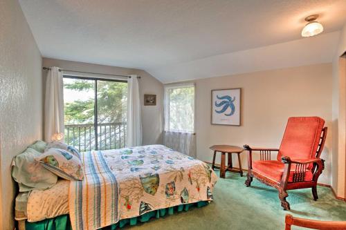 Ένα ή περισσότερα κρεβάτια σε δωμάτιο στο Waterfront Bainbridge Island Home Stunning Views!