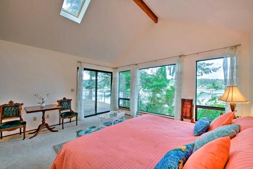 Postelja oz. postelje v sobi nastanitve Waterfront Bainbridge Island Home with Stunning Views