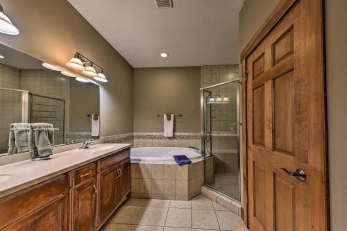 Cozy Southwind Seven Springs Home, Ski-InandSki-Out! tesisinde bir banyo