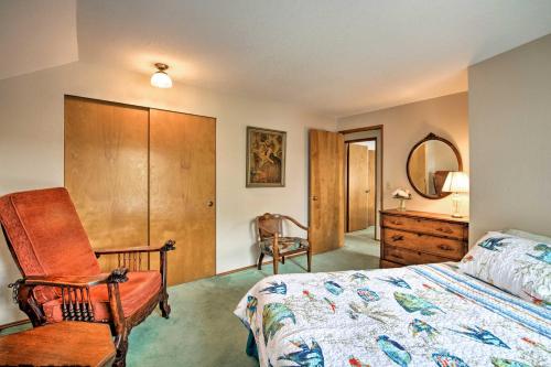 Ένα ή περισσότερα κρεβάτια σε δωμάτιο στο Waterfront Bainbridge Island Home Stunning Views!