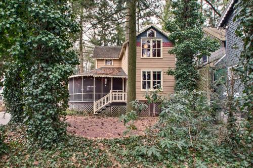 Photo de la galerie de l'établissement Quaint Gretna Getaway Cottage with Screened Porch!, à Mount Gretna
