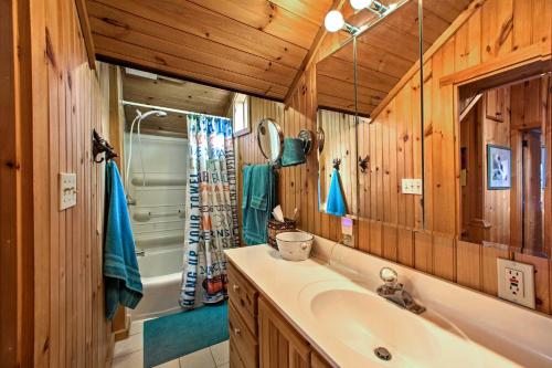 Ένα μπάνιο στο Quaint Gretna Getaway Cottage with Screened Porch!