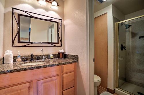 La salle de bains est pourvue d'un lavabo et d'un miroir. dans l'établissement Brian Head Vacation Rental Near Hiking and Fishing!, à Brian Head