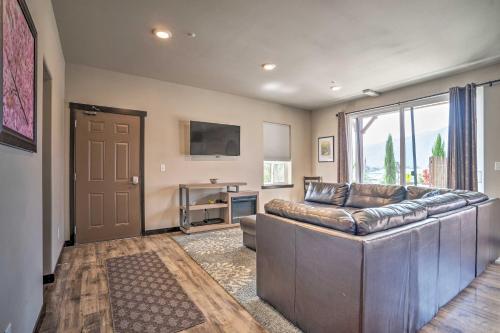 Μια τηλεόραση ή/και κέντρο ψυχαγωγίας στο Manson Condo with Pool Access - Near Marina and Town