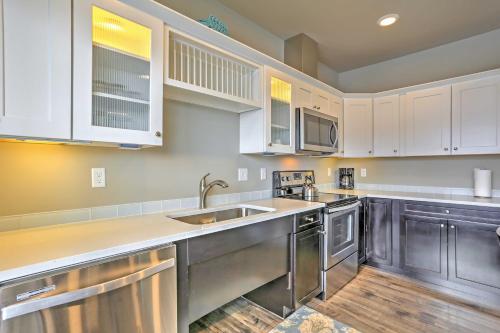 Η κουζίνα ή μικρή κουζίνα στο Manson Condo with Pool Access - Near Marina and Town