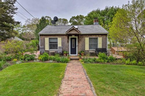 Cute East Hampton Cottage with Patio - Walk to Beach