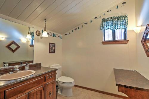 トラッキーにあるRustic Truckee Lodge with Rec Room - Near Northstar!の洗面台とトイレ付きのバスルーム